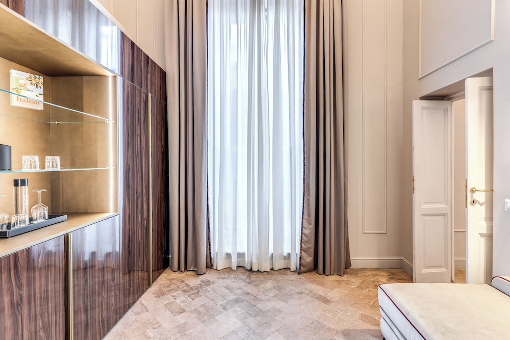 Single Room thumbnail 6