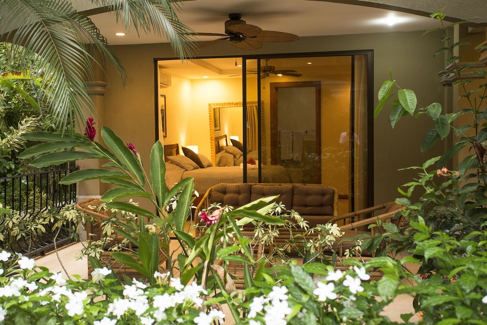 Deluxe Condo, Terrace, Corner photo 3