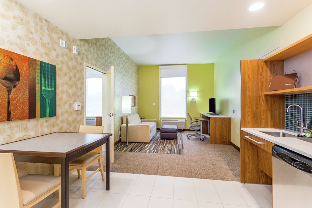 Queen One Bedroom Suite Accessible Roll-in Shower photo 2