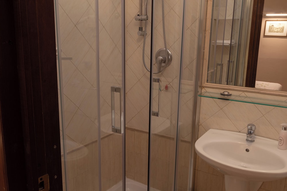Basic Quadruple Room photo 2