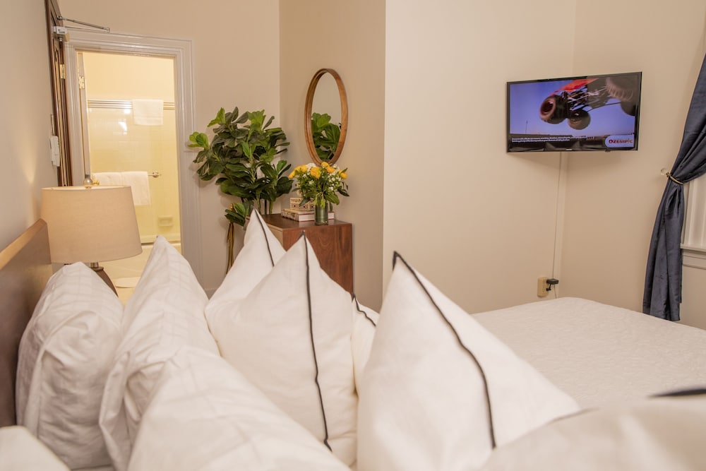 Standard Double Room, Ensuite thumbnail 5