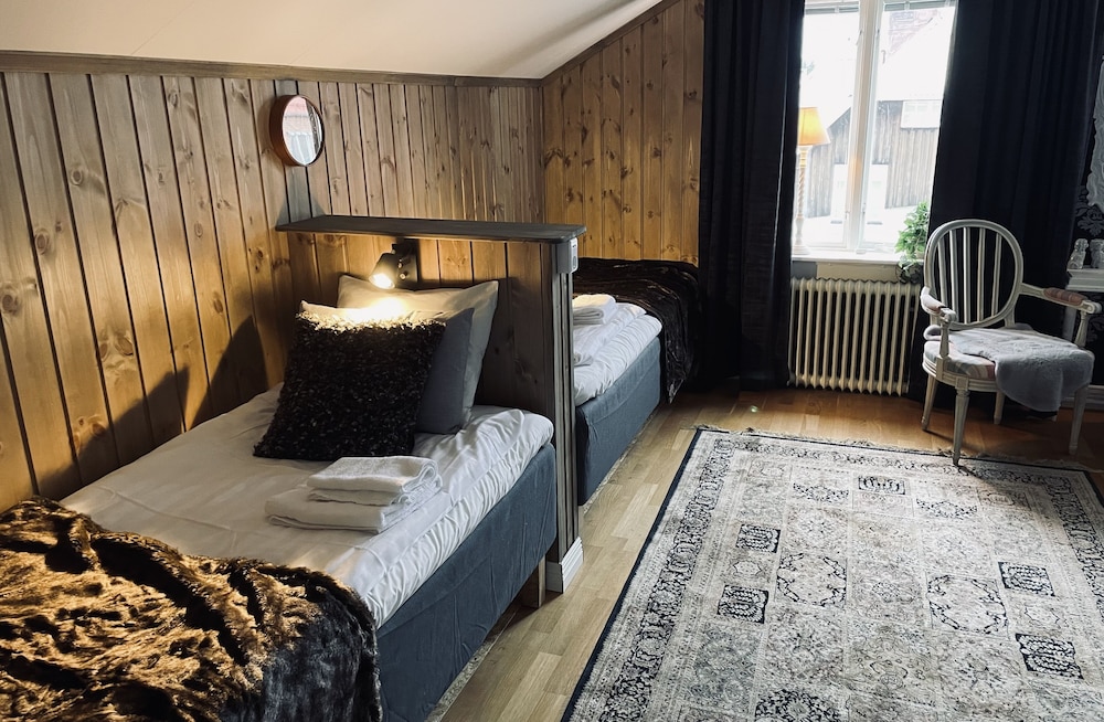 Deluxe Quadruple Room, Shared Bathroom photo 3