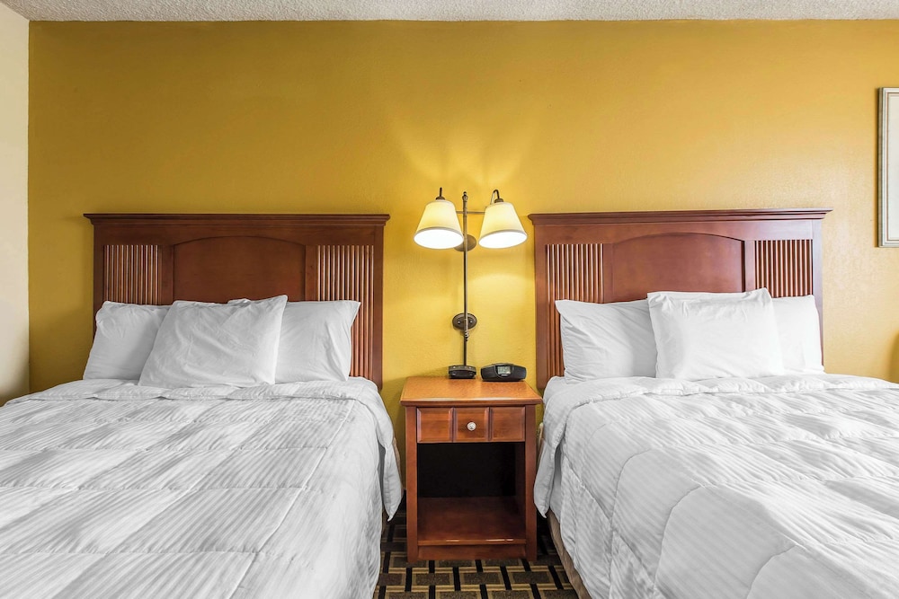 Standard Room, 2 Queen Beds - Photo 8