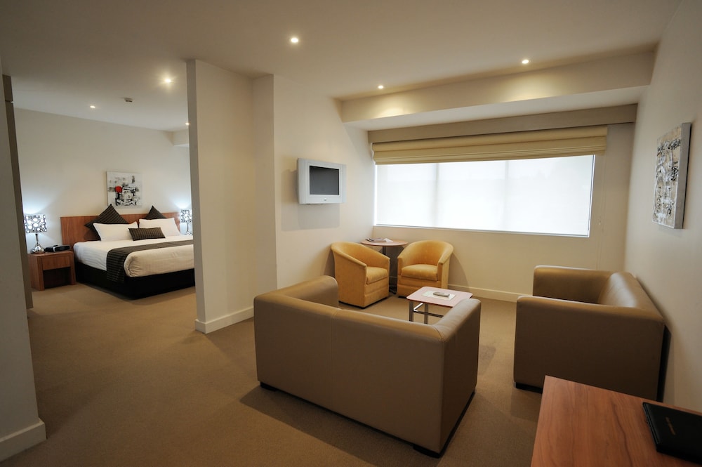 Executive Suite, 1 King Bed, Non Smoking, Jetted Tub - Photo 9