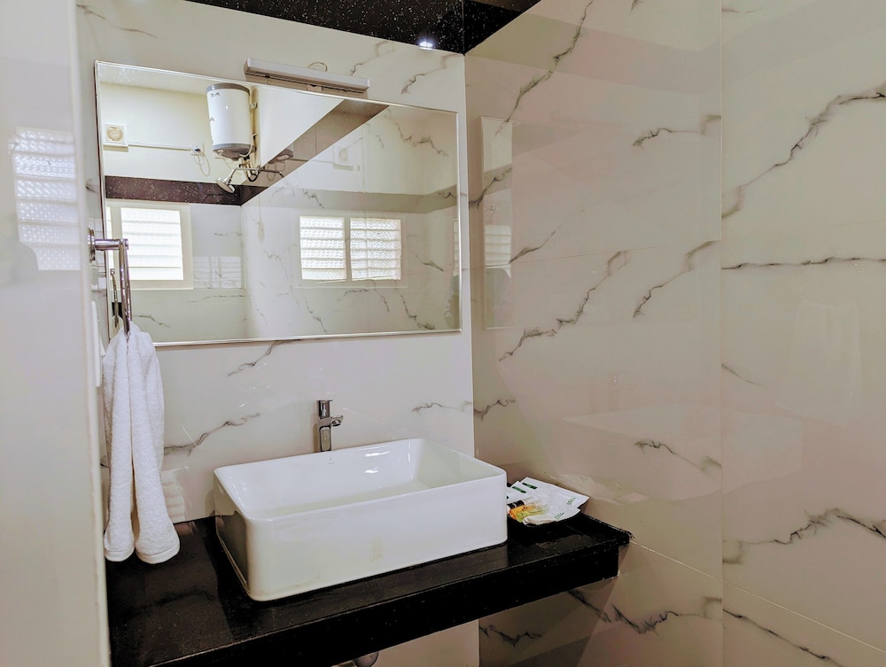 Deluxe Double Room - Photo 13