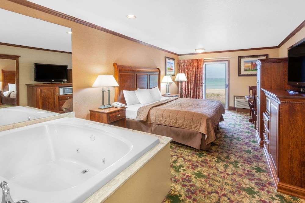 Deluxe Suite, 1 King Bed, Hot Tub, Balcony, Lake View photo 1