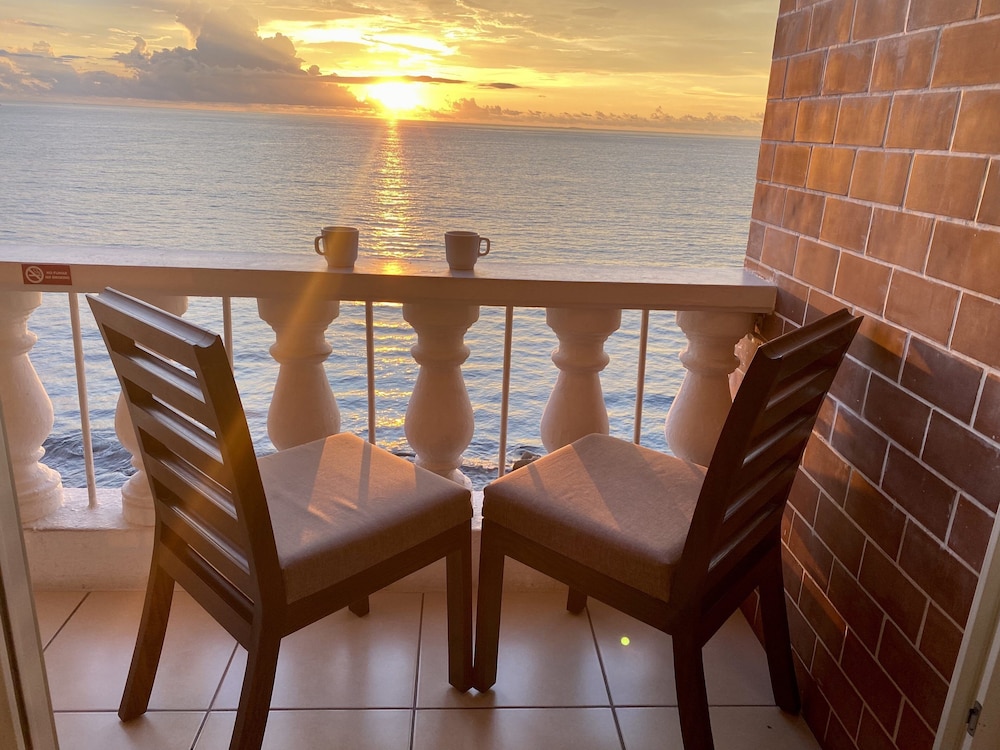 Deluxe Studio Oceanfront King Size With Balcony Sofa Bed