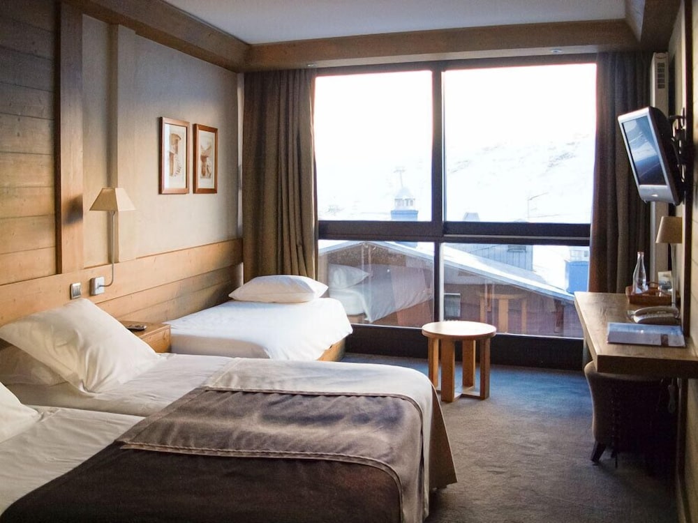 Superior Triple Room, Non Smoking, Mountain View photo 2