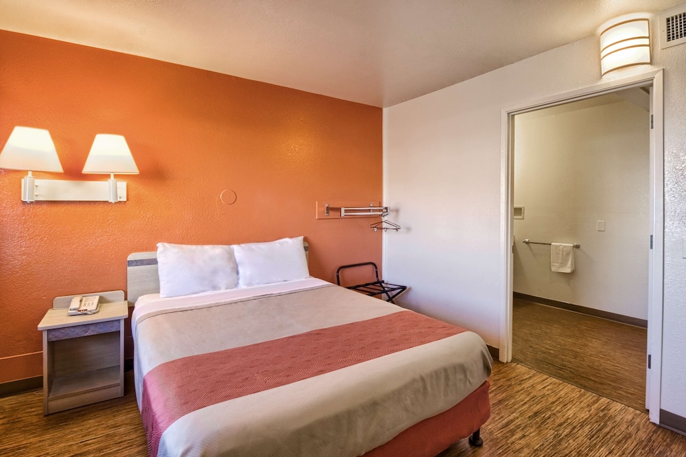 Deluxe Room, 1 Double Bed, Non Smoking photo 2