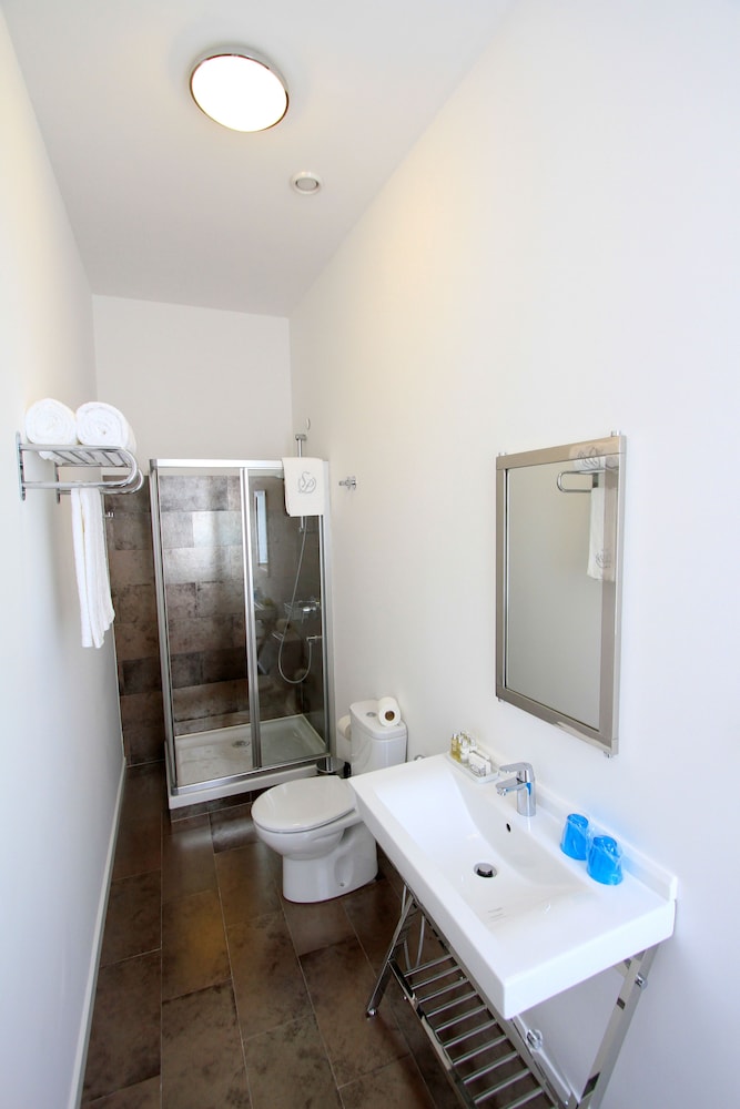 Twin Room thumbnail 6
