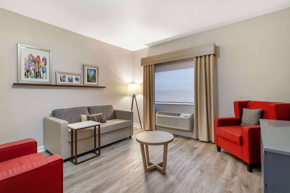 Suite, 1 King Bed, Non Smoking, Jetted Tub - Photo 4