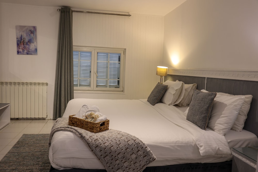 Classic Room, 1 King Bed photo 2