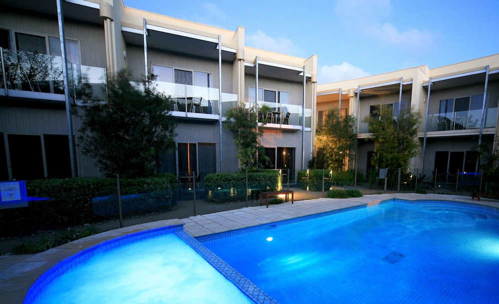 Poolside King Spa - Photo 11