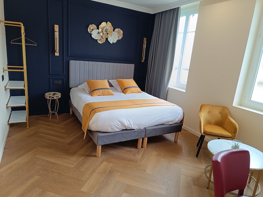 Deluxe Suite, 1 Queen Bed, Bathtub