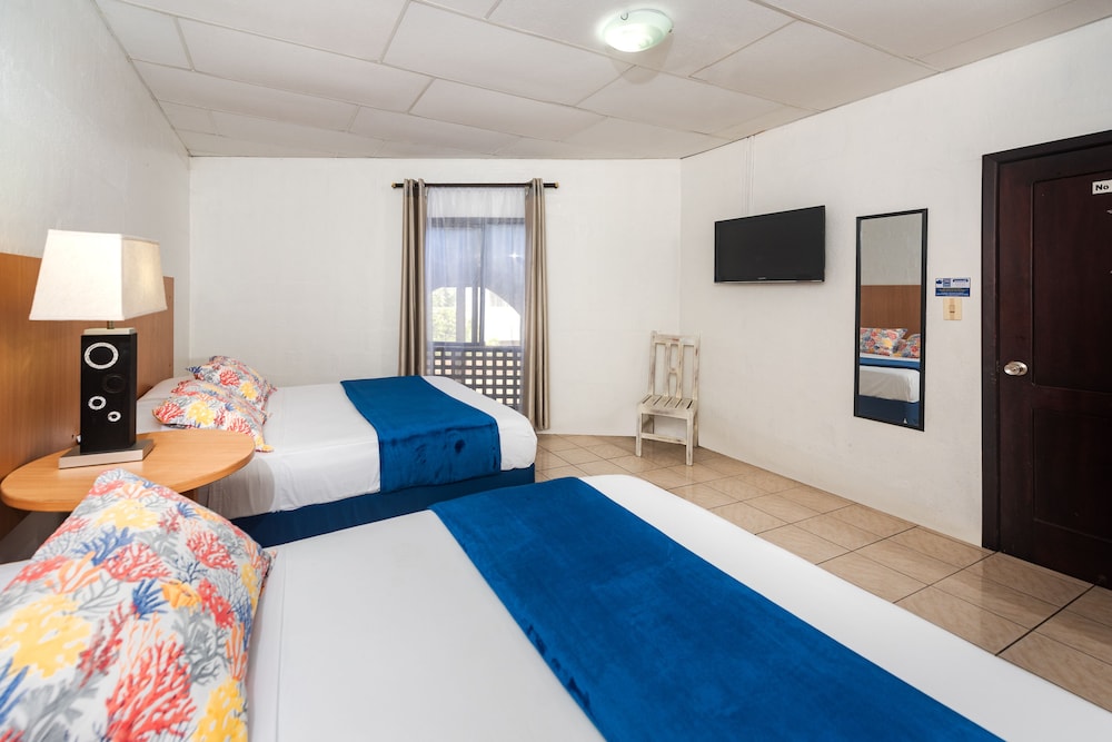 Standard Twin Room, 2 Queen Beds photo 3