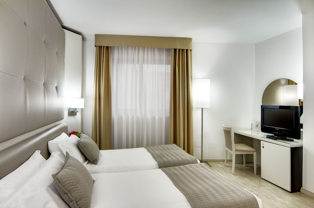 Standard Double or Twin Room - Photo 5
