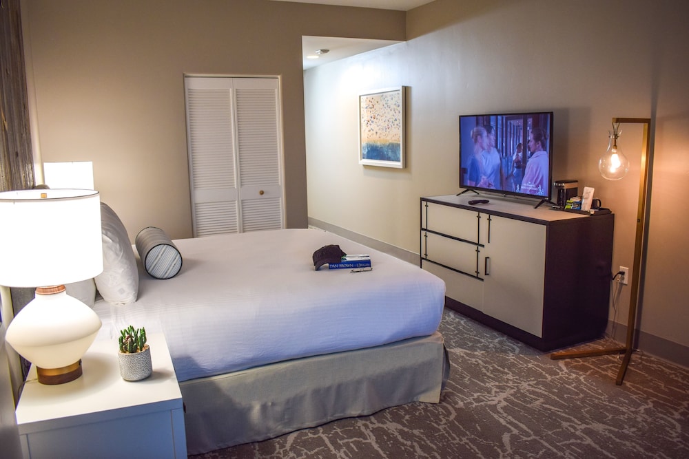Signature Room, 1 King Bed - Photo 7
