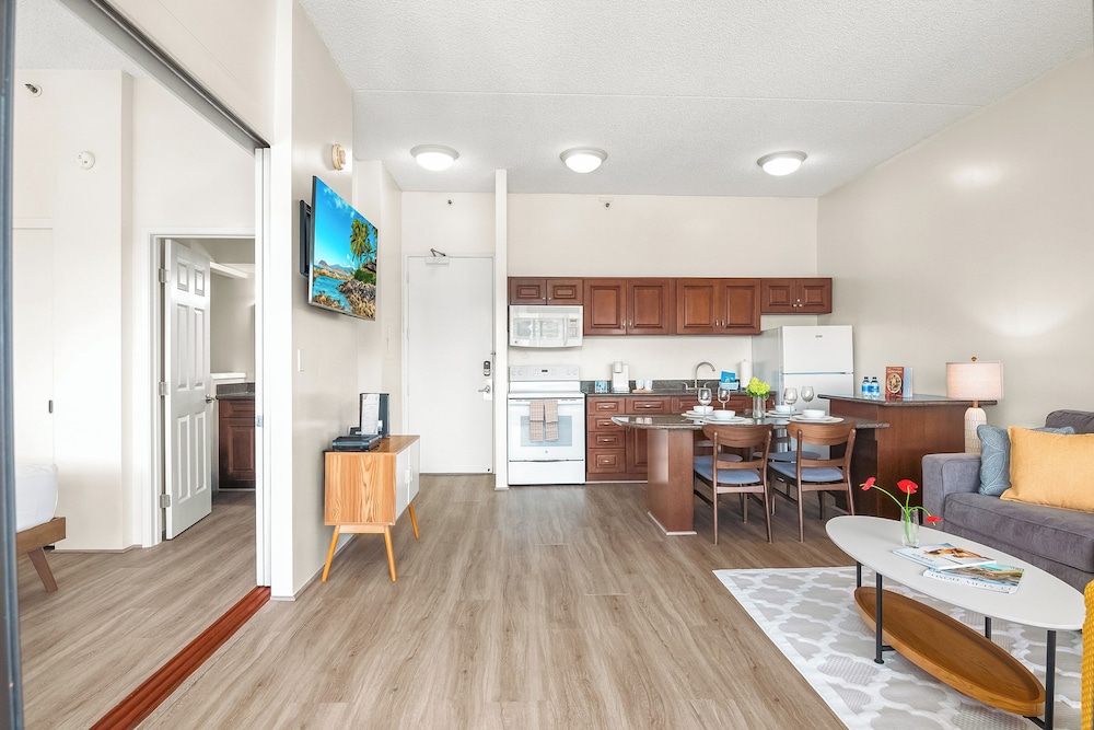 High Floor Mountain View Condo with 2 Beds and Parking: Apartment, 1 Bedroom, Balcony, Mountain View (0172) photo