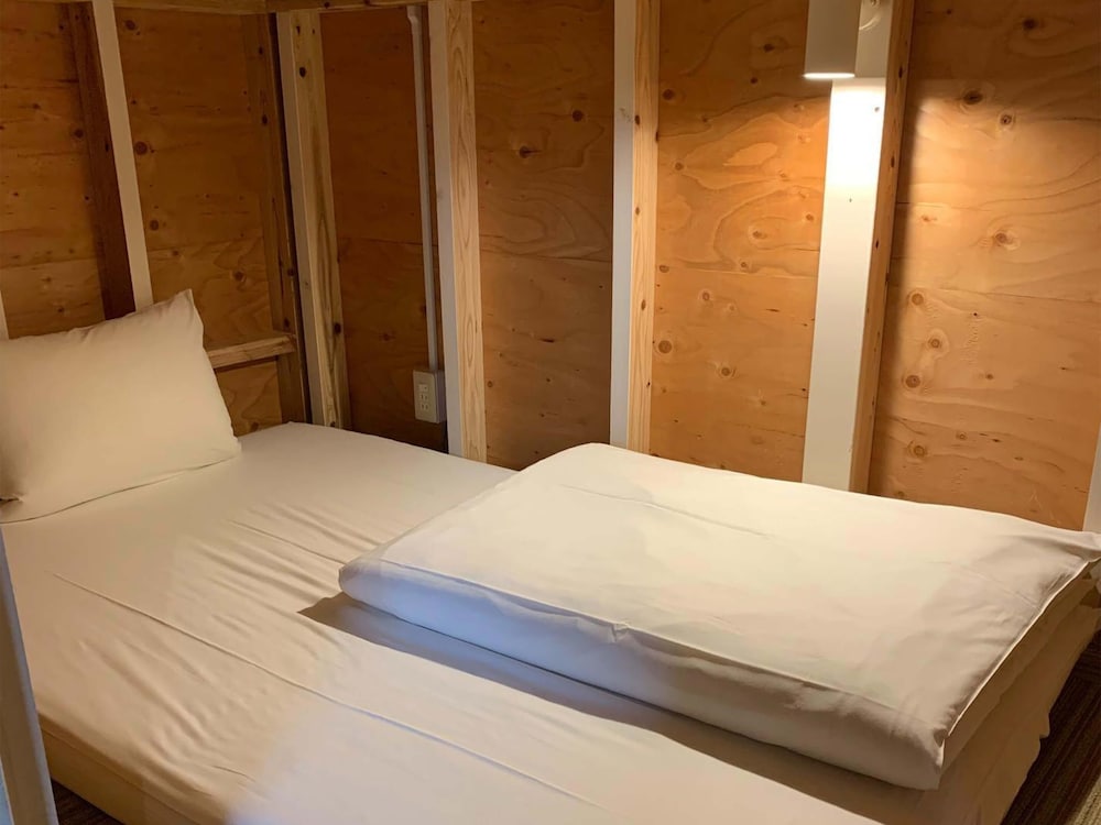 Men Only Bunk Room, Breakfast Included (Breakfast restaurant is at different location), Non Smoking photo 2
