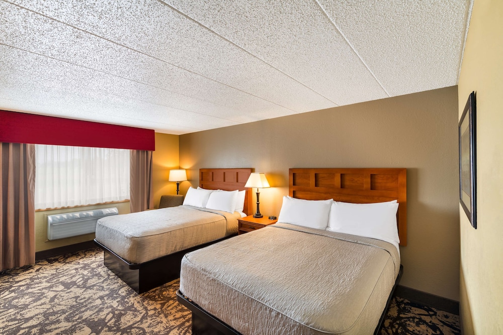 Standard Room, 2 Queen Beds, Non Smoking, Refrigerator & Microwave photo 1