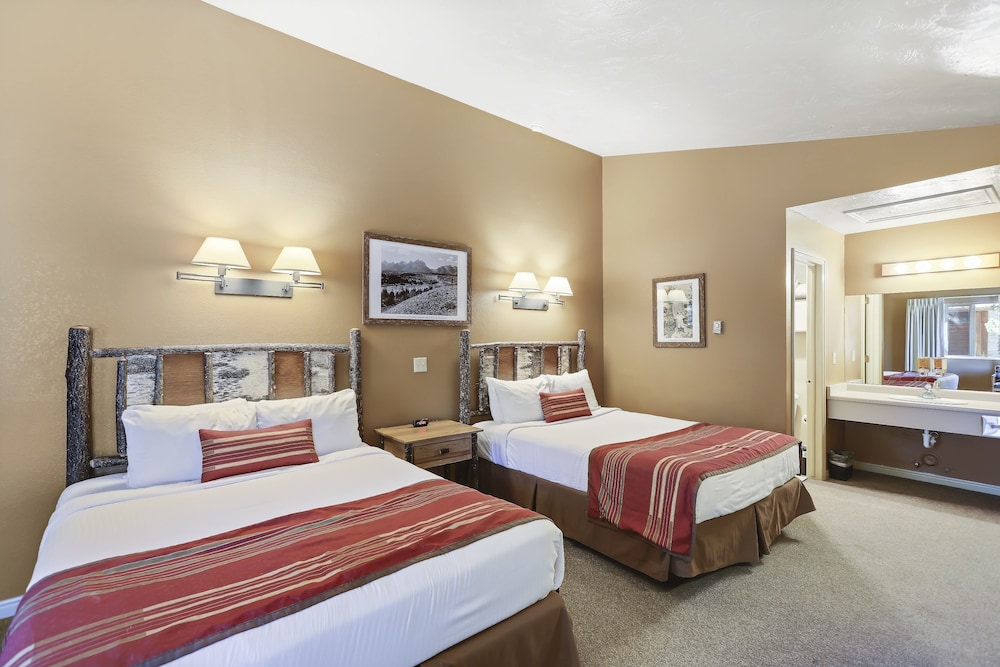 Deluxe Cabin, 2 Queen Beds photo 1