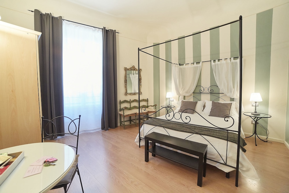 Superior Double Room, 1 Queen Bed, Ensuite, City View (Vista Duomo) photo 1