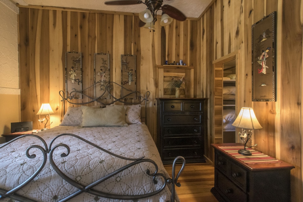 Bear Point Suite, 1 Queen Bed with Sofa bed, Patio photo 2