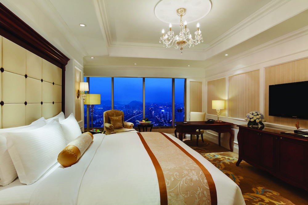 Deluxe Room, 1 King Bed, City View photo 2