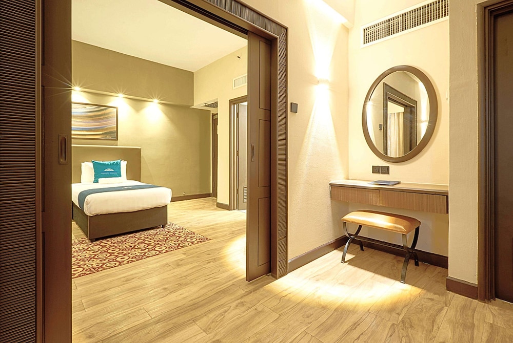 Deluxe Room, 1 King Bed with 2 Single Bed, Non Smoking photo 2