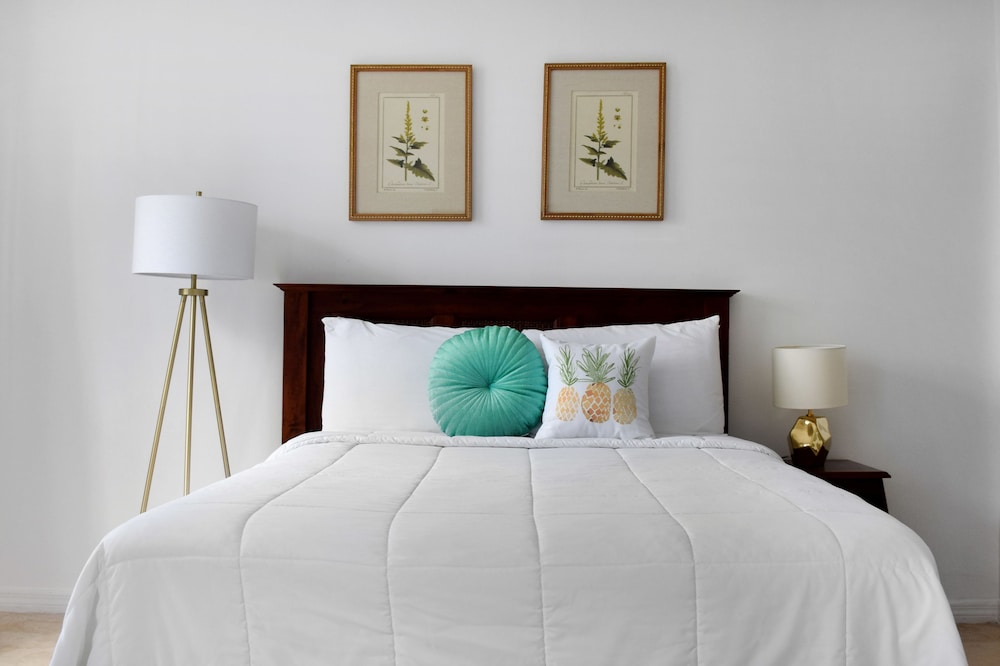 Signature Room, 1 King Bed, Ocean View - Photo 2