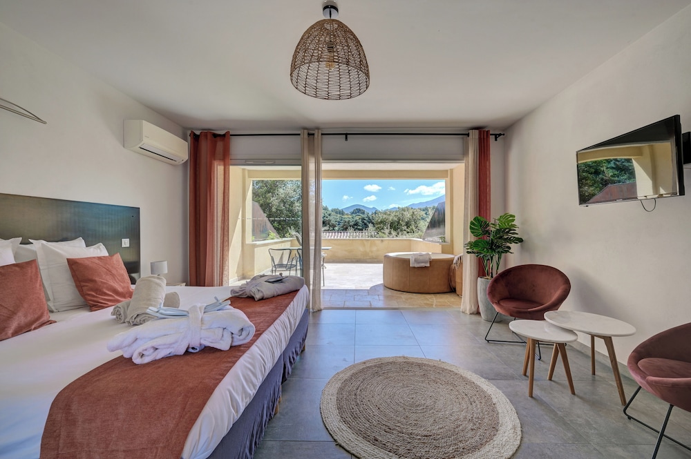 Deluxe Suite, Hot Tub