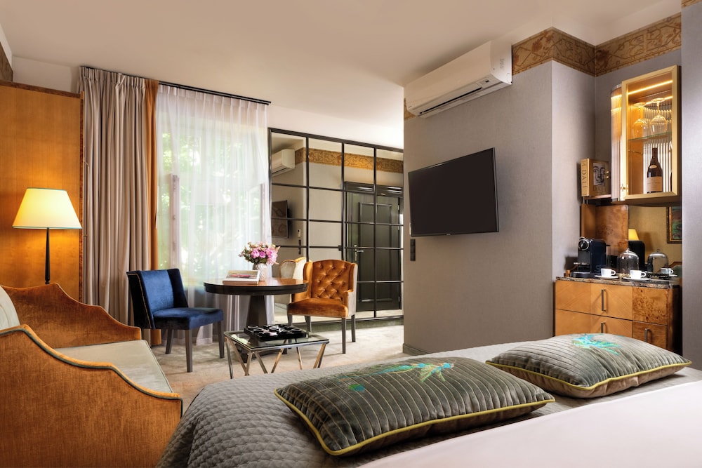 Deluxe Double or Twin Room - Photo 10