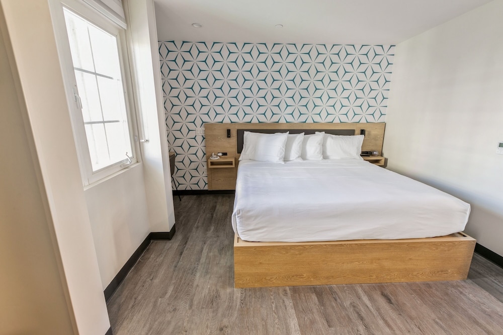 Signature Studio Suite, 1 King Bed (Self Check-in with Virtual Front Desk) - Photo 1