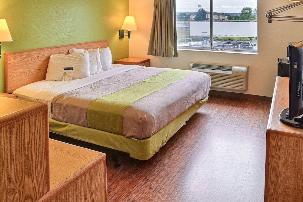 Deluxe Room, 1 King Bed, Non Smoking, Refrigerator & Microwave photo 2