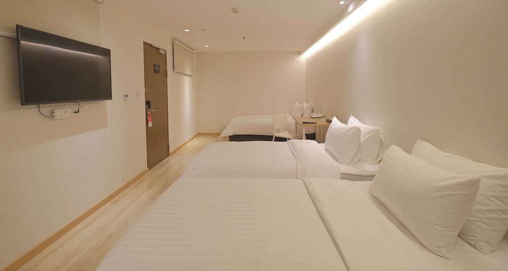 Standard Room, 3 Twin Beds, Non Smoking photo 1
