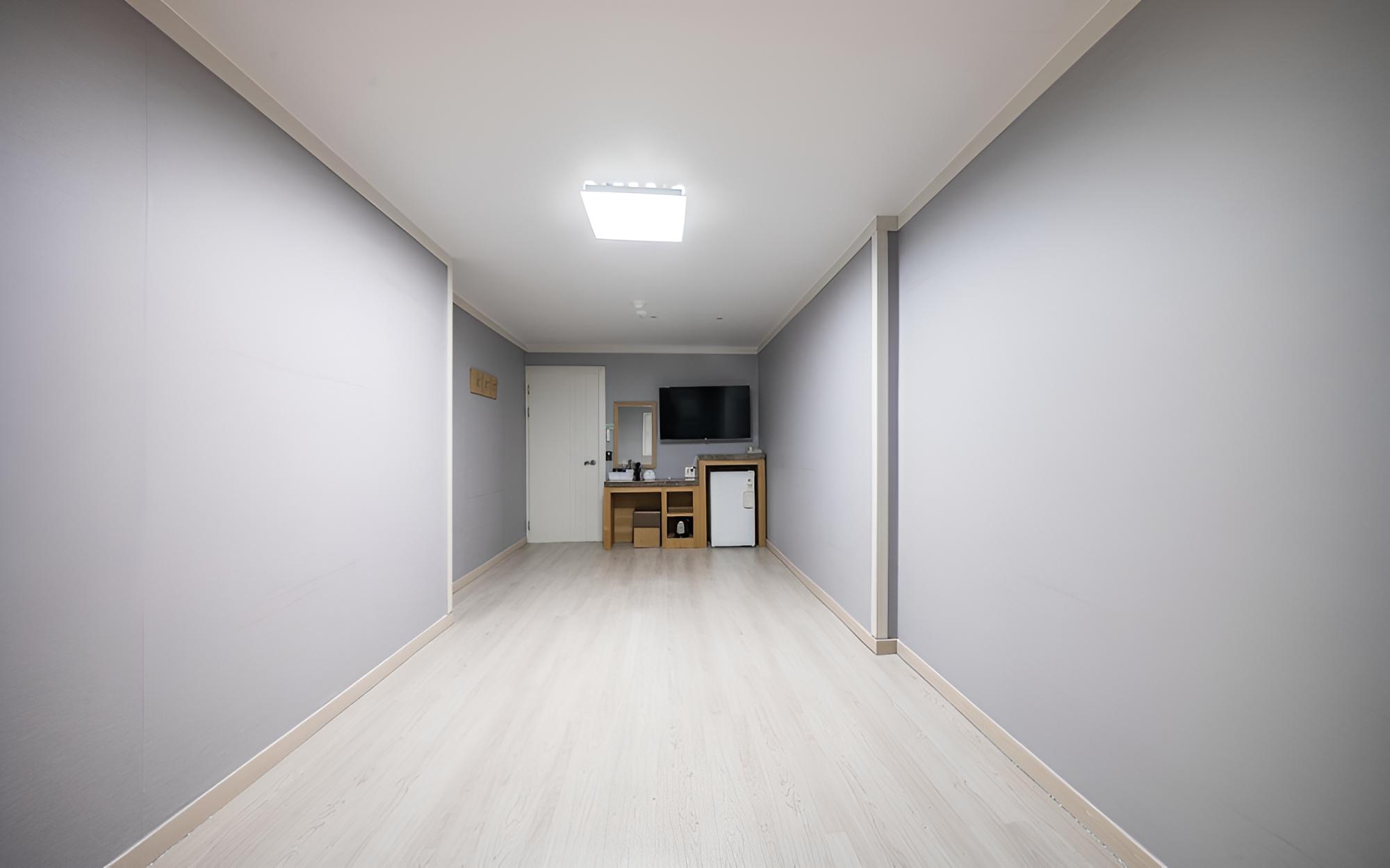 Room (Family Room) - Photo 1