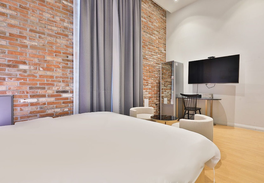 Suite - Photo 1