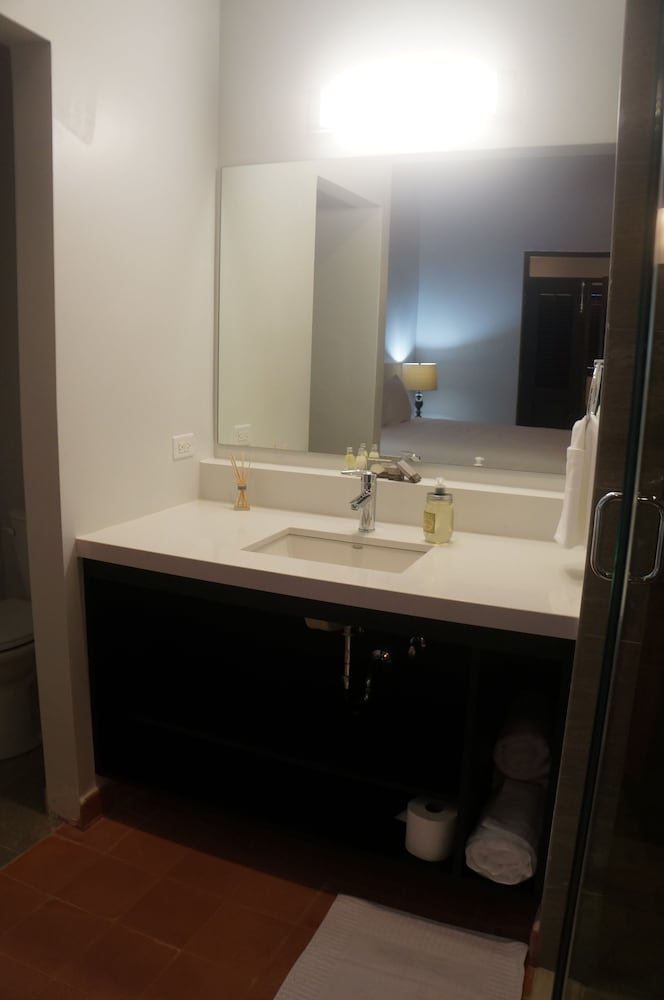 First Class Suites - Photo 2