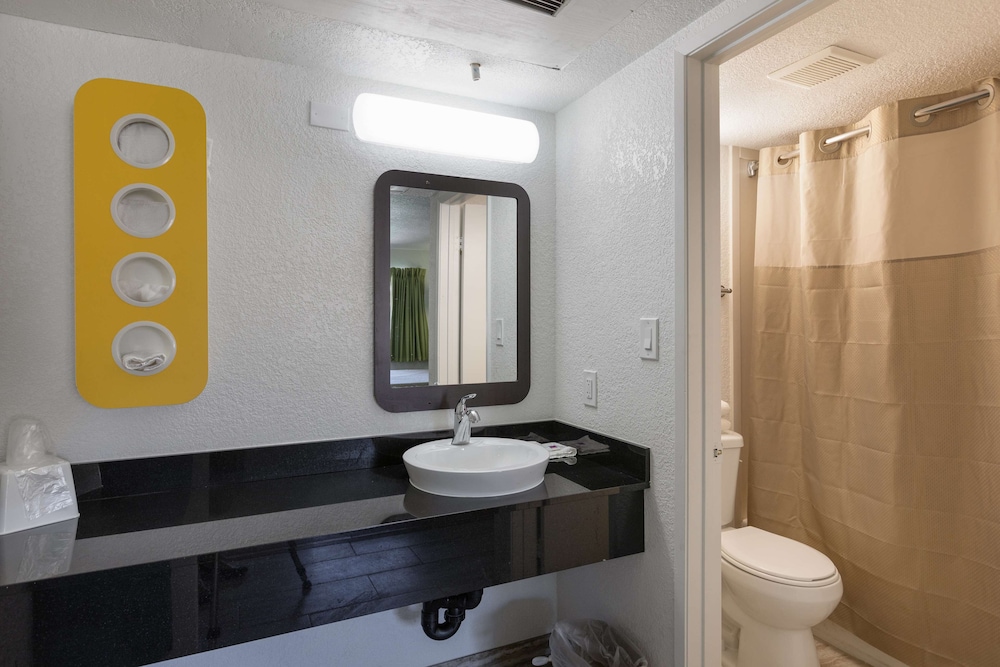Deluxe Suite, 2 Queen Beds, Non Smoking, Kitchenette - Photo 4