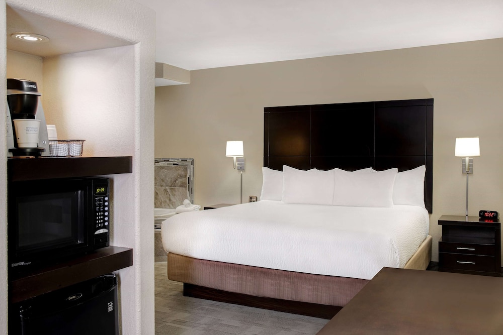 Signature King Suite Fireplace, Jetted Tub & Sofa Bed photo 3