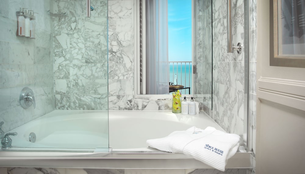 Premium Room, 1 King Bed, Beachfront (Gulf Tower) - Photo 9