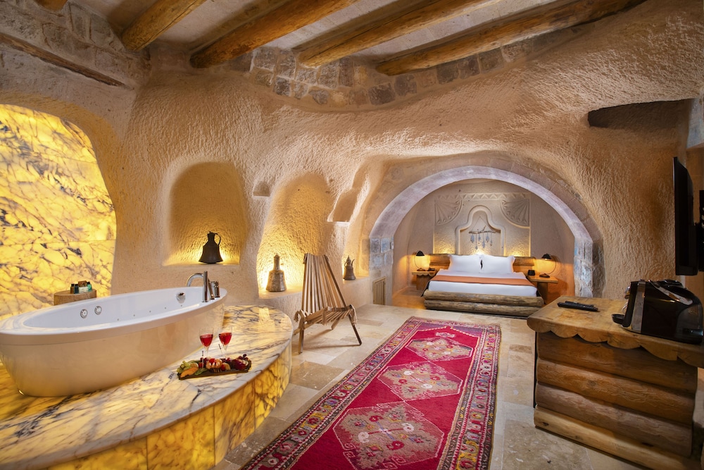 Superior Cave Suite