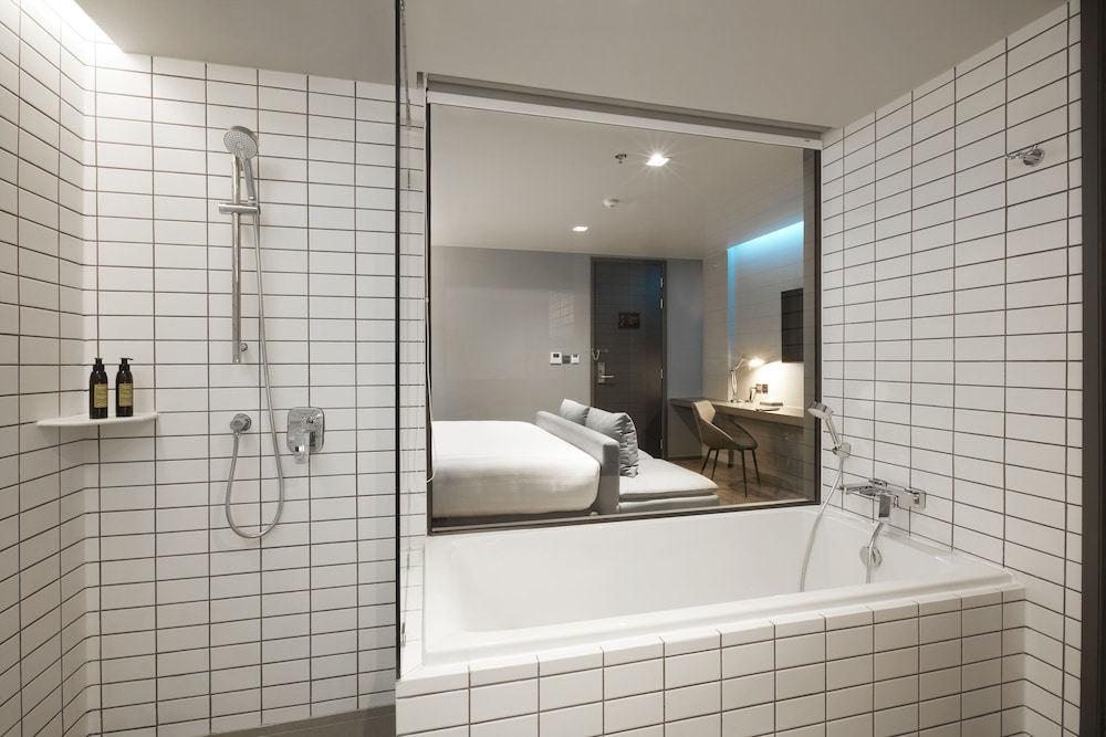 Two-Bedroom Family Suite with Bathtub photo 3
