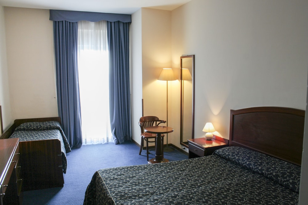 Economy Triple Room photo 3