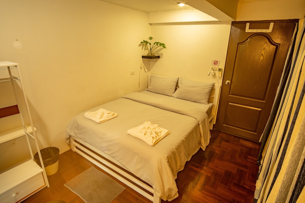 Basic Double Room, 1 Queen Bed, Shared Bathroom, Garden View photo 3