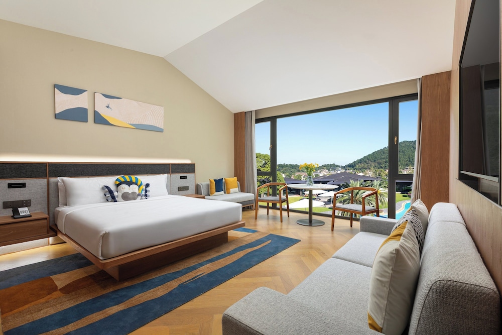 Suite, 1 King Bed, Garden View photo 2