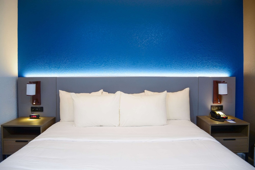 Room, 1 King Bed, Accessible, Non Smoking (Accessible Tub)