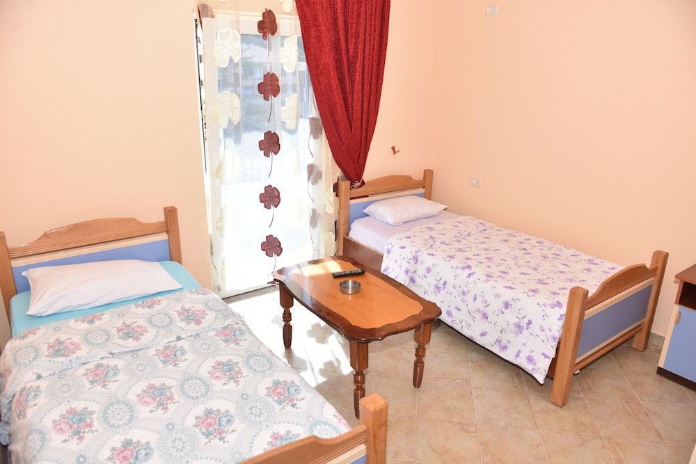 Economy Twin Room photo 1