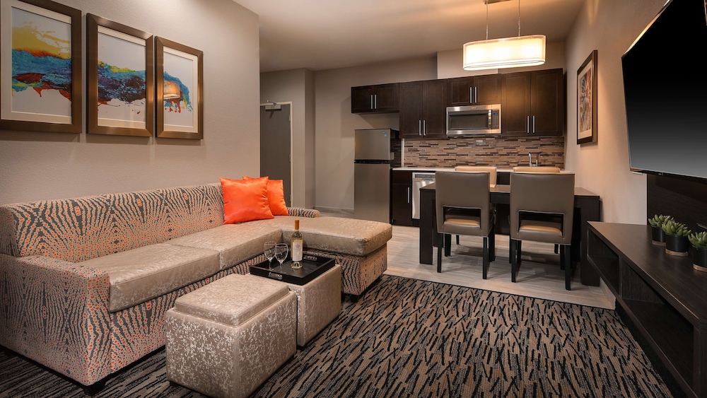 Suite, 1 King Bed, Accessible, Kitchen (with Sofabed, Full Kitchen) photo 3