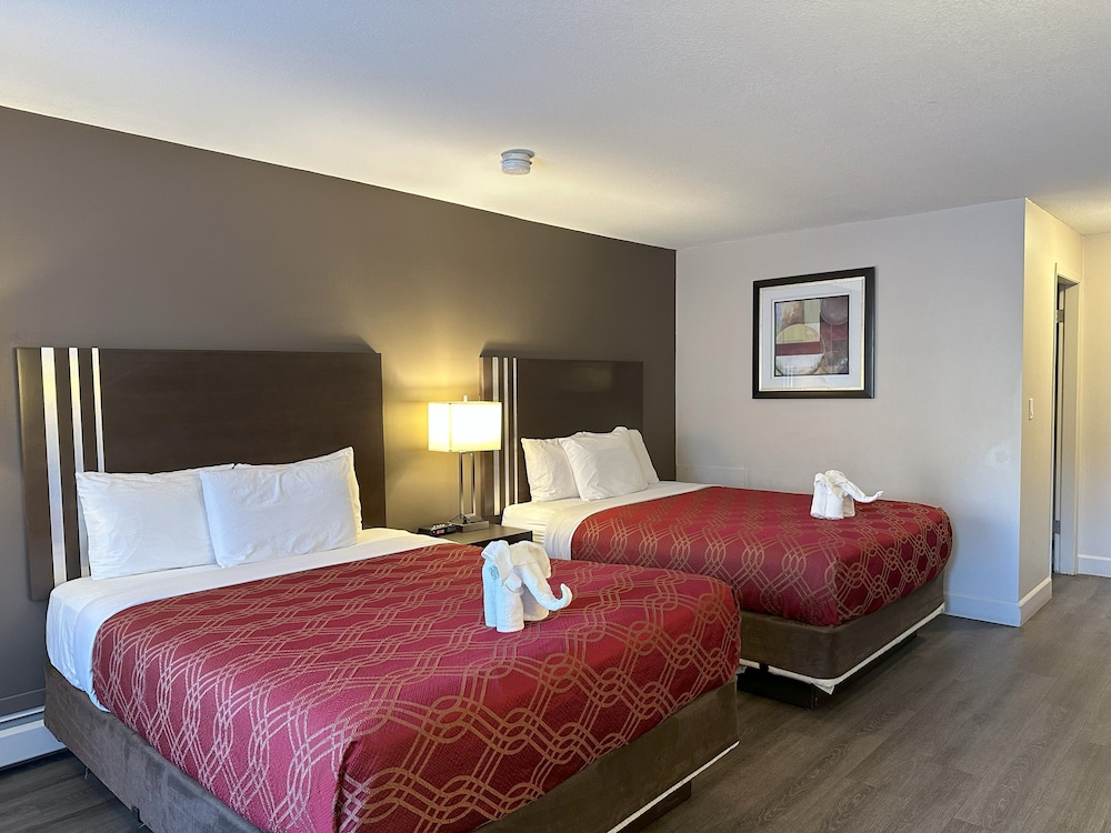 Standard Room, 2 Queen Beds, Non Smoking - Photo 7
